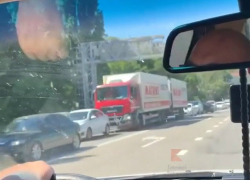 Из-за реконструкции моста движение у Джубги встало