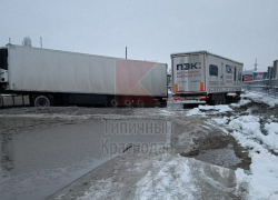 Автобус и фуры попали в ловушку на дорогах Краснодара