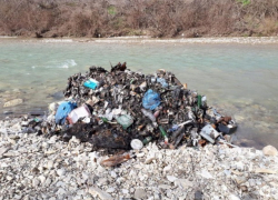 Уверенность в безнаказанности позволяет выбрасывать мусор на берег родственникам чиновников Краснодарского края