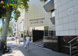 «Пятилетний мальчик сидел в коляске без одежды»: в Краснодаре у горе-матери забрали двух детей