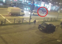 «Мотосезон открыт»: в Сочи на видео попало столкновение легковушки  и мотоцикла