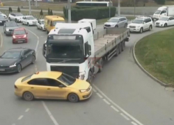 В Краснодаре грузовик протащил авто по дороге: видео