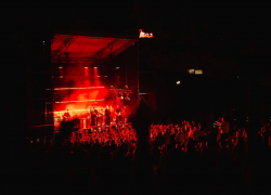 Танцующие аватары и Антон Беляев в двух шагах: репортаж с фестиваля Roof Live в Краснодаре
