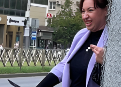 Соцсети: краснодарка с ножом угрожала прохожим на пешеходном переходе