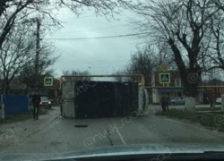 Появилось видео ДТП под Новороссийском, в котором перевернулась «ГАЗель»