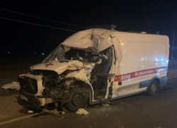 Пенсионерка погибла в аварии скорой и грузовика при госпитализации после наезда трактора