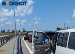 Желающие уехать в Крым встали в километровые пробки в Краснодарском крае 