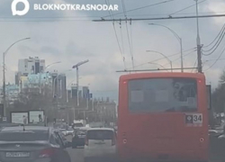 Едкий черный дым источает автобус в Краснодаре