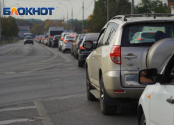 Сотня машин попала в пробку перед Крымским мостом у Тамани