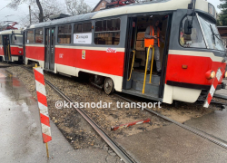 В Краснодаре трамвай маршрута №3 сошел с рельс на Дмитриевской Дамбе