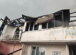 В Сочи сгорел частный дом в плотно застроенном районе