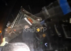 Под Краснодаром фура снесла стоявшую на обочине легковушку 