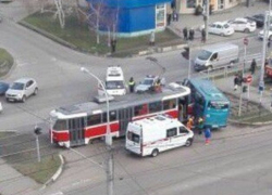  Трамвай с людьми протаранил маршрутку в Краснодаре 