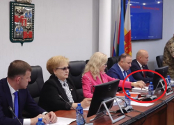 Зампредседателя гордумы Краснодара залипал в телефоне рядом с блондинкой в розовом во время выступления участника СВО