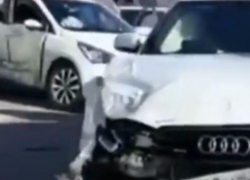 Автомобиль "Хендай" в Сочи врезался в "Ауди" на встречной полосе