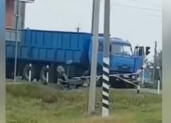 В Краснодарском крае очевидцы вытолкали застрявший на жд переезде КамАЗ