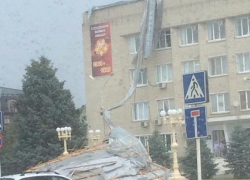В станице Полтавской ураганный ветер сорвал крышу администрации