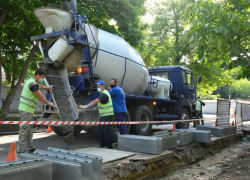 В Краснодаре ремонтируют дорогу на перекрестке улиц Речной и Южной