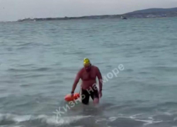 Мужчина переплыл бухту в Геленджике в лютый холод