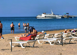 «Просто сказочная водичка, народ кайфует»: блогер показал пляж Анапы в бархатный сезон 