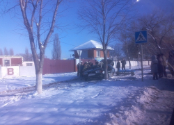 В Армавире легковушка протаранила дерево, пострадала целая семья