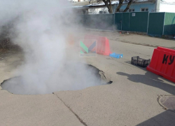 Авария на трубопроводе вызвала провал грунта и оставила краснодарцев без тепла