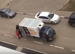 Машину скорой помощи в Краснодаре 15 минут не пускали грузчики