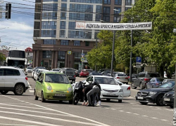 У мэрии Краснодара байкерша протаранила матис