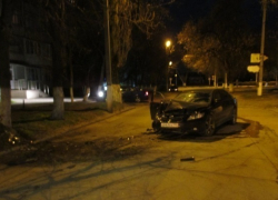 В Кропоткине пьяный водитель сбил человека и врезался в дерево
