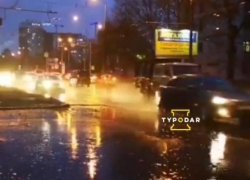 В дождь несколько авто в Краснодаре потеряли колеса, попав в яму