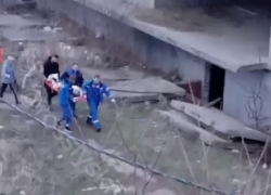 В Краснодаре 12-летняя школьница получила травмы при падении с недостроя