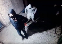 Ограбление женщины возле подъезда в Краснодаре попало на видео