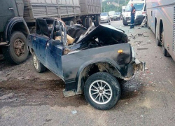  Под Новороссийском водитель автобуса с туристами уснул и протаранил «пятерку» 