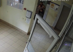 Не пустила в несуществующую квартиру: в Краснодаре курьер покалечил пожилую консьержку 