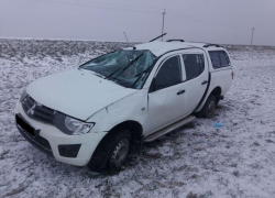Заснеженная дорога на Кубани обернулась опрокидыванием авто и травмами двоих человек