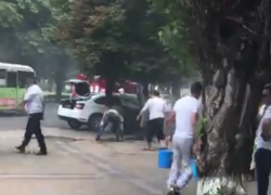  В центре Краснодара люди с ведрами тушили загоревшуюся иномарку 