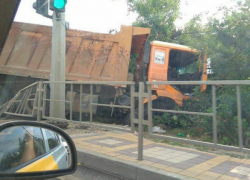  Грузовик без тормозов протаранил машину и прицеп в Краснодаре, а потом вылетел в кювет 
