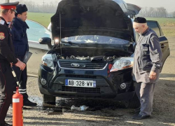 Кубанские полицейские потушили горящий на ходу автомобиль