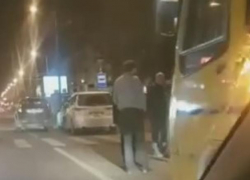 В Краснодаре пешеход не дошел до «зебры» и угодил под колеса маршрутки