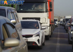 Автомобили  застряли в 5-километровой пробке на трассе М-4 «Дон» в Краснодаре