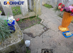 В Краснодарском крае вандалы разгромили надгробия на сельском кладбище