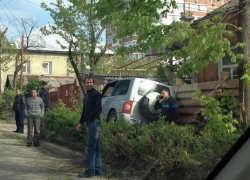В Краснодаре на Северной с дороги слетел автомобиль 
