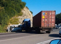 В Новороссийске в автобус с детьми врезался длинномер