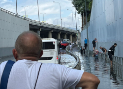 «Из-за потопа и Путина дикие пробки, тонут автобусы, люди лазят по ограждениям»: краснодарка о происходящем в Сочи