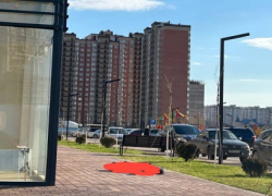 В Краснодаре 8 марта мужчина выпал из окна многоэтажки 