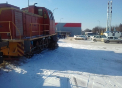 В Тимашевске на парковку супермаркета заехал поезд 
