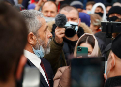 «Это провокация», - участники митинга в Краснодаре засвистали мужчину, который выступил с поддержкой Путина