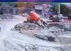 Грузовик рухнул в яму на стройке в Геленджике