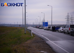 В Краснодарском крае у Крымского моста образовалась 6-километровая пробка