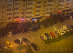Краснодарцы бросали петарды с балкона на припаркованные машины